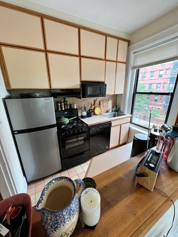 Building Photo - 421 Marlborough St