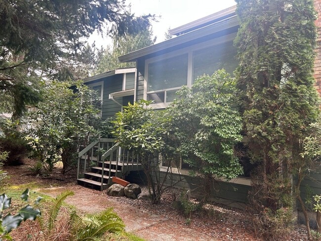 Building Photo - 4 Bedroom Home Near Whatcom Falls