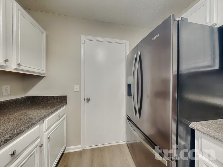 Building Photo - 4928 Bryant Dr