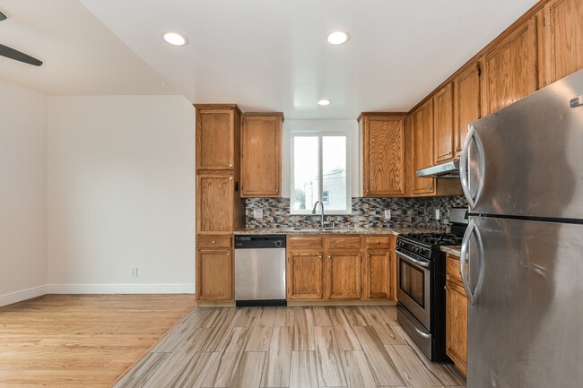 Building Photo - 10 Oxford St