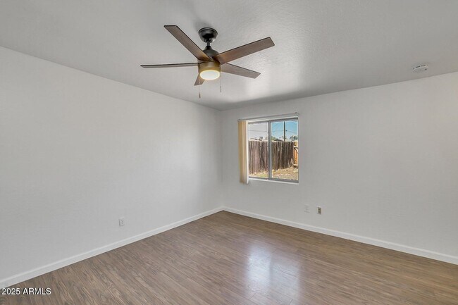 Building Photo - 1526 W Huntington Dr