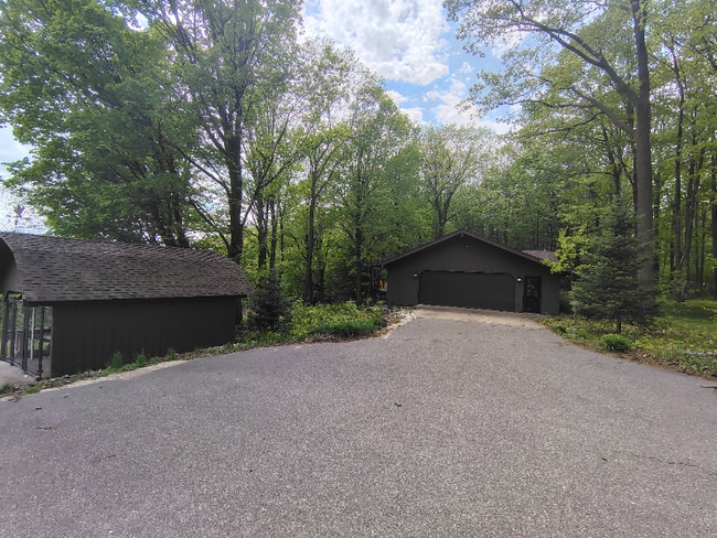 Building Photo - 156051 Restlawn Rd