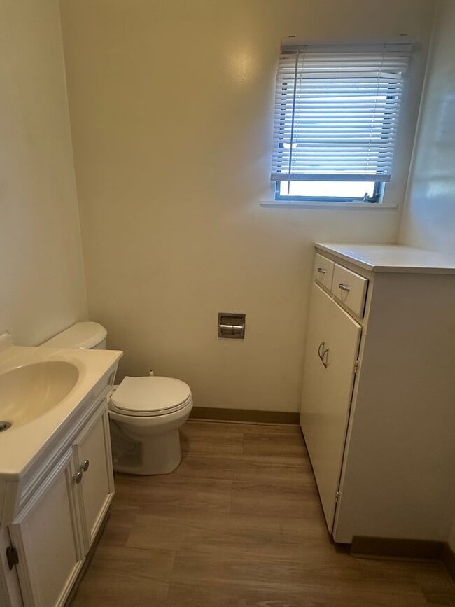 Building Photo - Charming 1-Bedroom Apartment in Short Acres –
