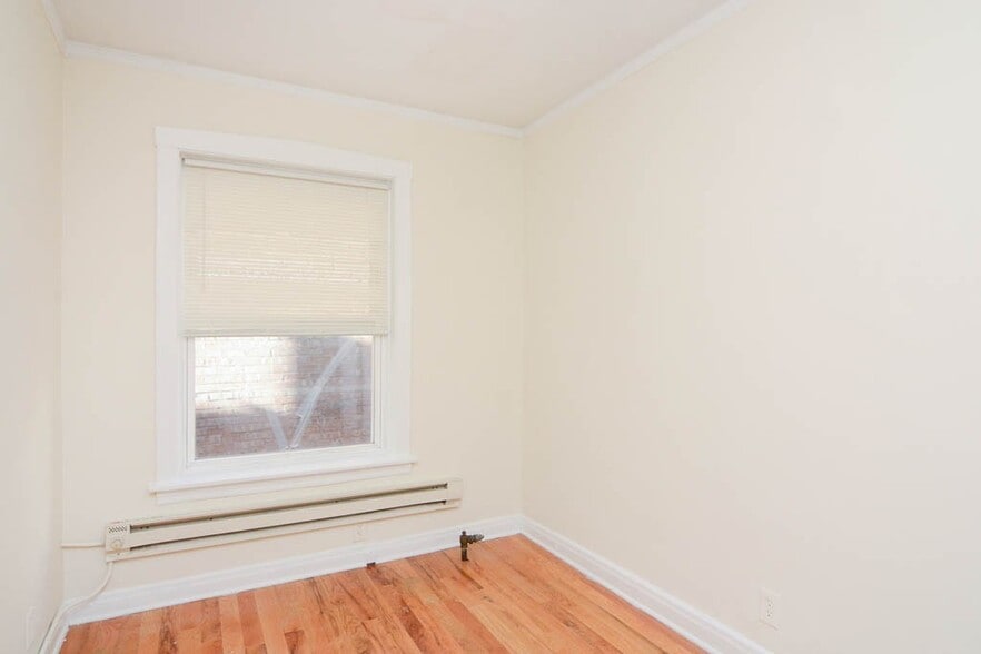 Building Photo - 516 W Melrose St