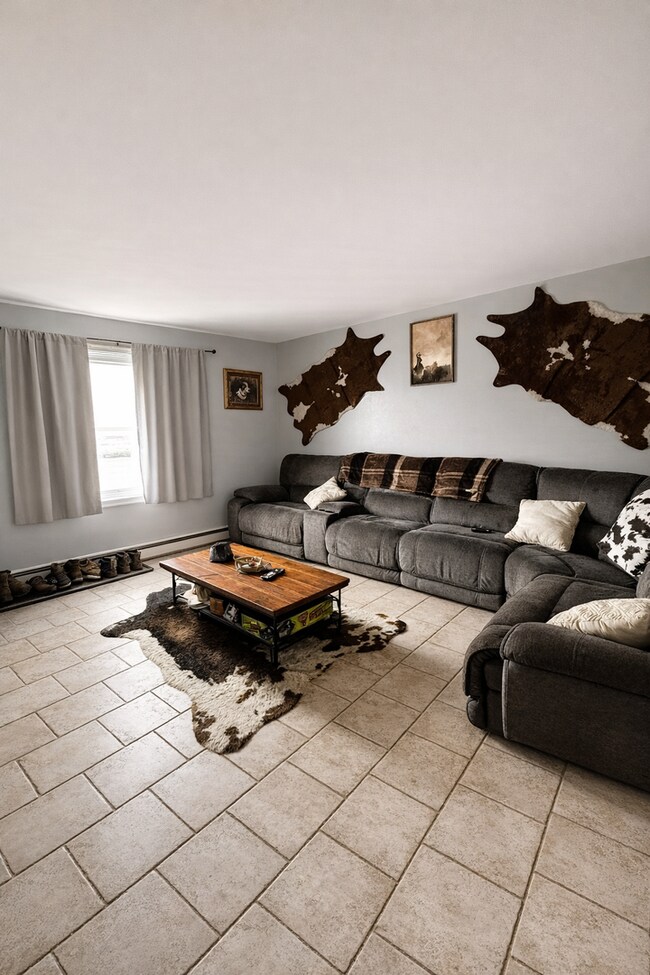 Building Photo - 3 Bedroom 1.5 Bath - Community Pool