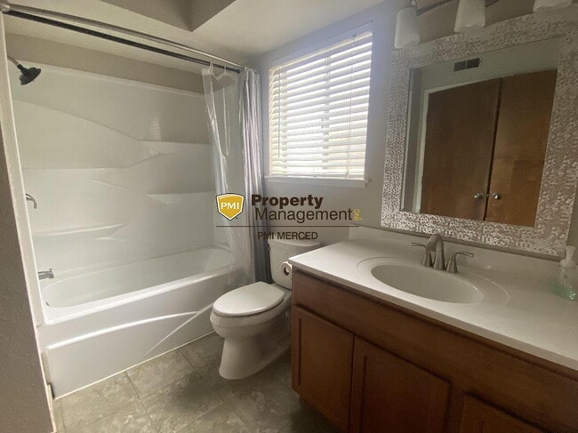 Building Photo - Coming Soon! 2 Bedroom Condo in Gated Community!