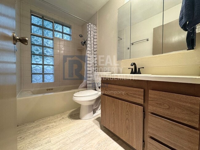 Building Photo - Charming 2 Bedroom Home with Large Yard & Garage!