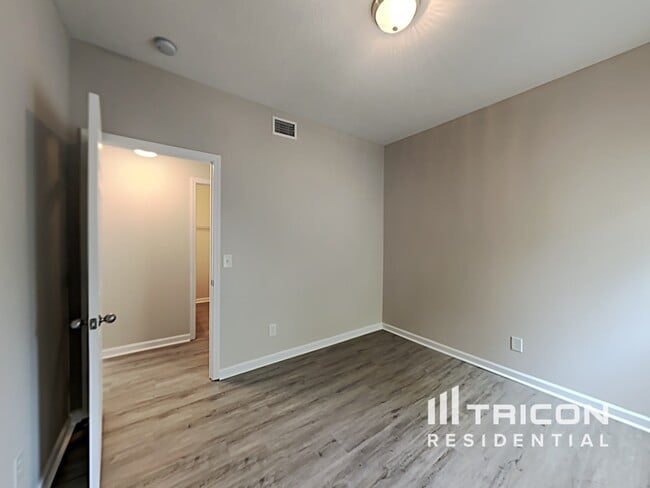Building Photo - 142 Lyndhurst Dr