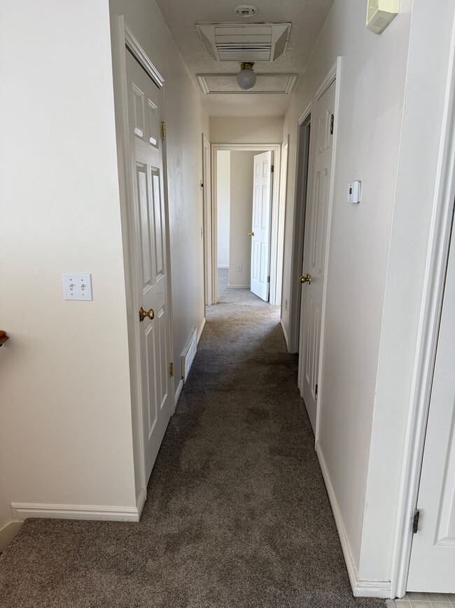 Building Photo - Clearfield 4 bedroom, 3 bathroom home. Big...