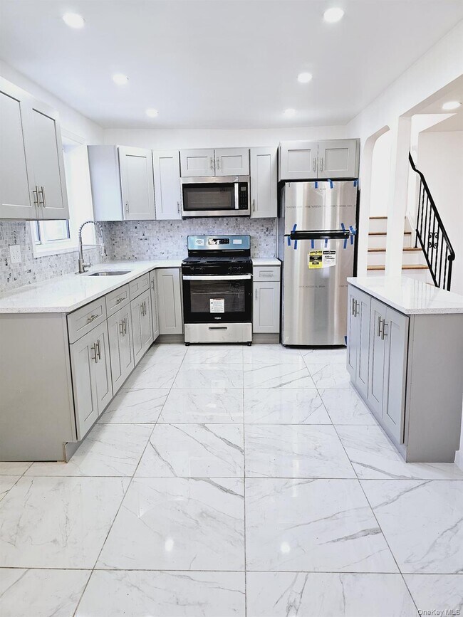 Building Photo - 1250 E 70th St