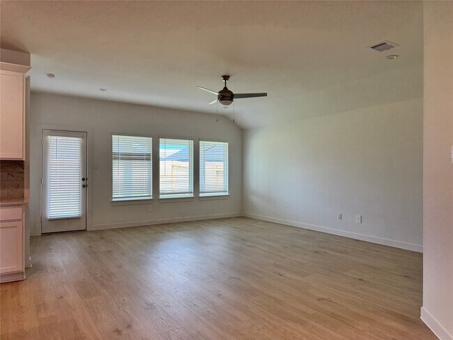 Building Photo - 30434 Canterbury Fields Dr