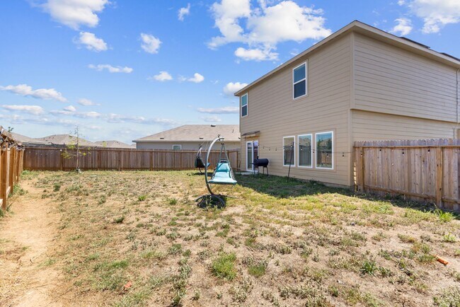 Building Photo - Charming Home Awaits: Spacious & Modern Living in a Prime Location