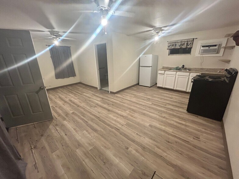 Building Photo - 2652 Merwyn Rd