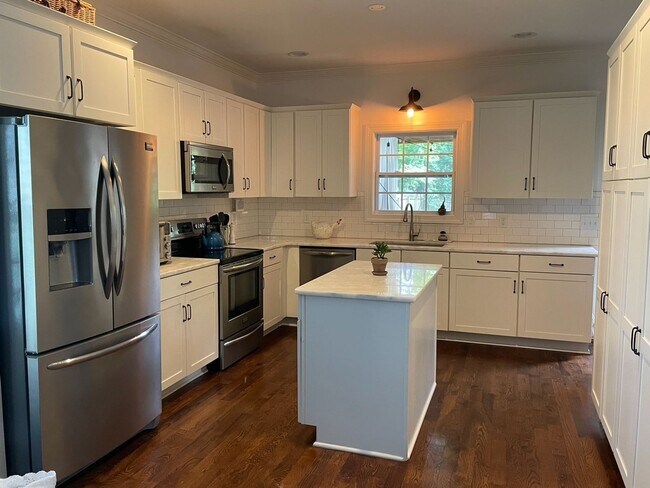 Building Photo - 3 Bedroom/ 2.5 Bath Home in Woodbine with Beautiful Screened in Porch and Fenced Yard.