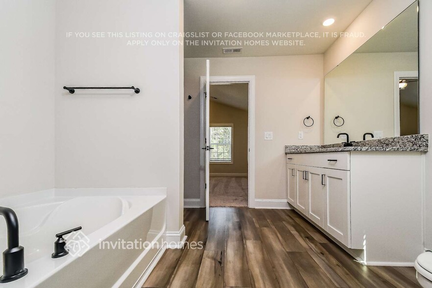 Building Photo - 400 Azalea Gaze Dr