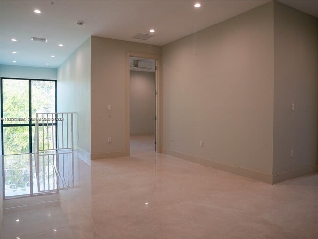 Building Photo - 8410 SW 65th Ave