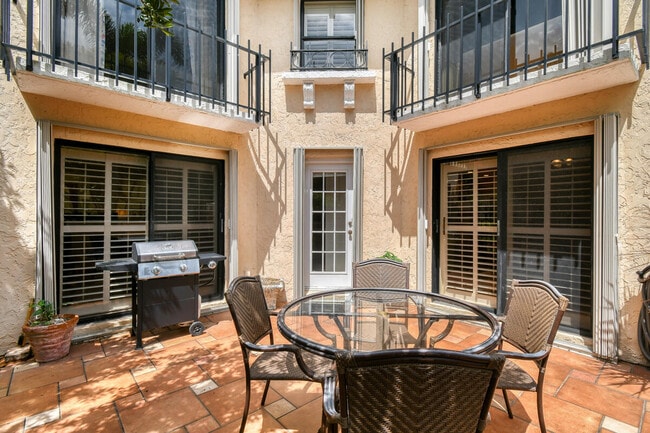 Building Photo - 28 Uno Lago Dr