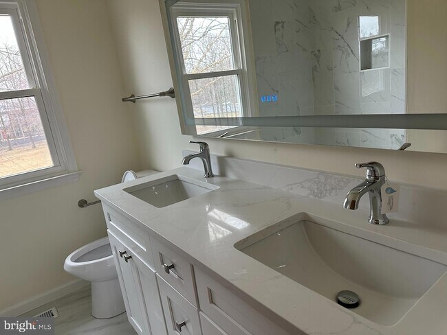 Building Photo - 25 Green Meadow Ct