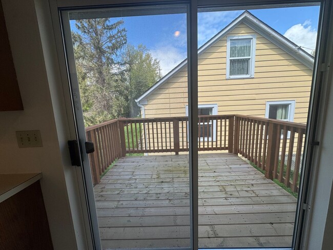 Building Photo - 3 Bedroom 2 Bathroom Duplex Walking Distan...