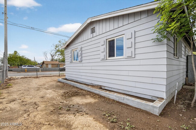 Building Photo - 1410 S 24th Ave