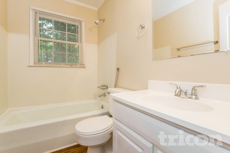 Building Photo - 1374 Live Oak Ln