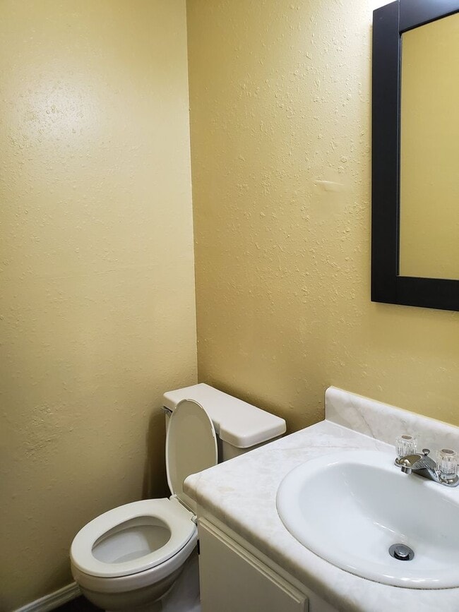 Building Photo - 2 bed, 1.5 bath condo in Norman, OK with c...