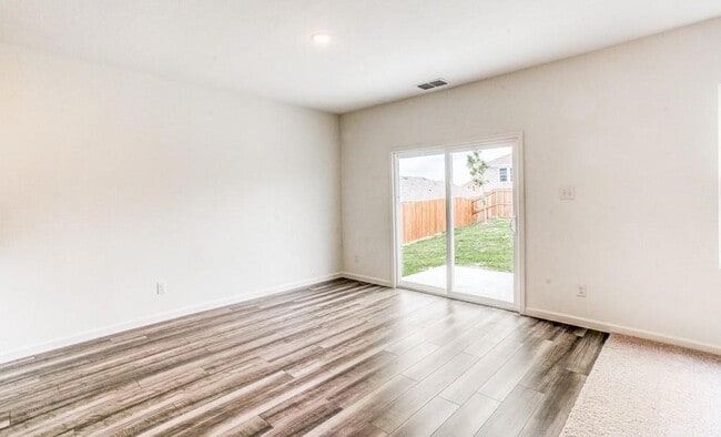 Building Photo - 720 Holly St