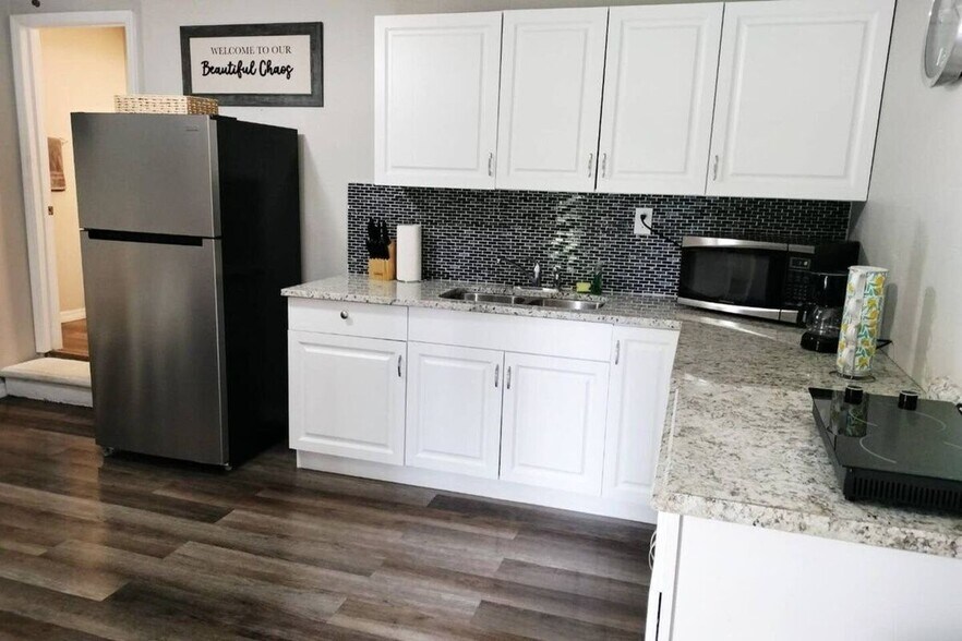 Building Photo - 6208 Pinewood Village Cir W