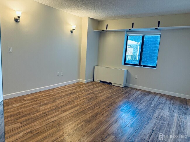 Building Photo - 10 N Wood Ave