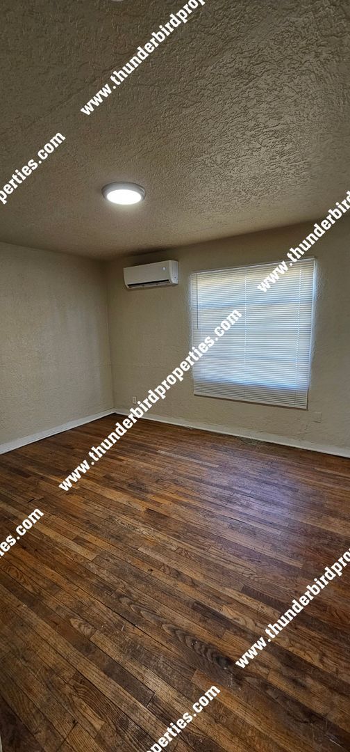 Building Photo - Ross Duplex