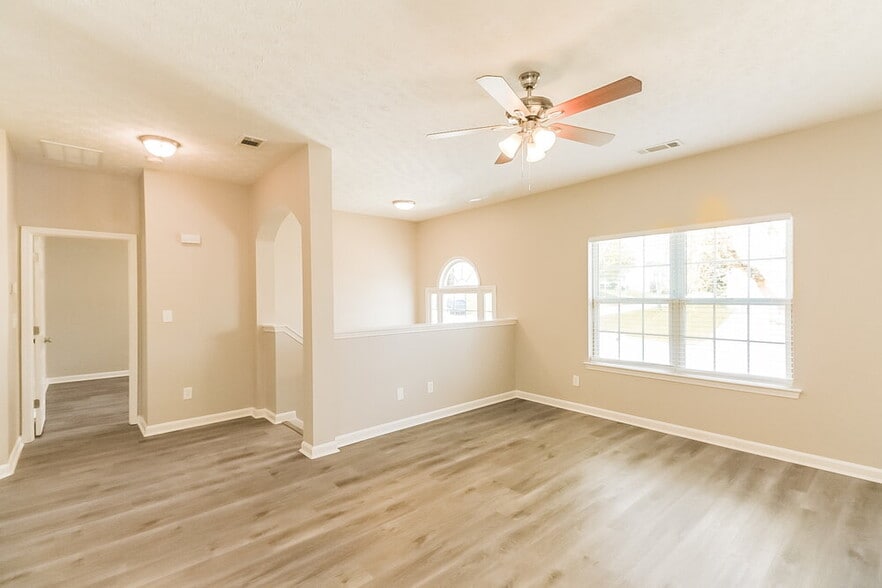 Building Photo - 7430 Royale Ln