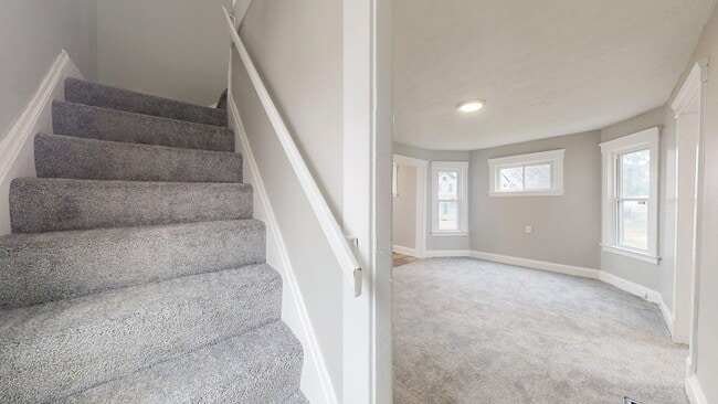 Building Photo - Lorain/W.73 neighborhood, updated 3 bed/1 bath single family house.