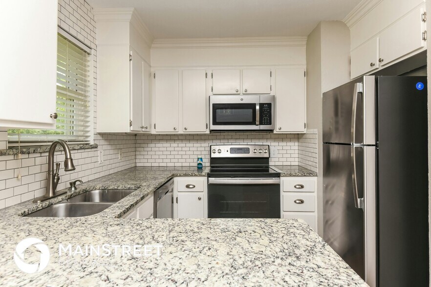 Building Photo - 812 Lake Pl