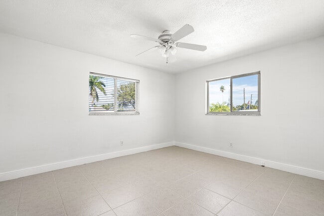 Building Photo - 2173 W Vina Del Mar Blvd