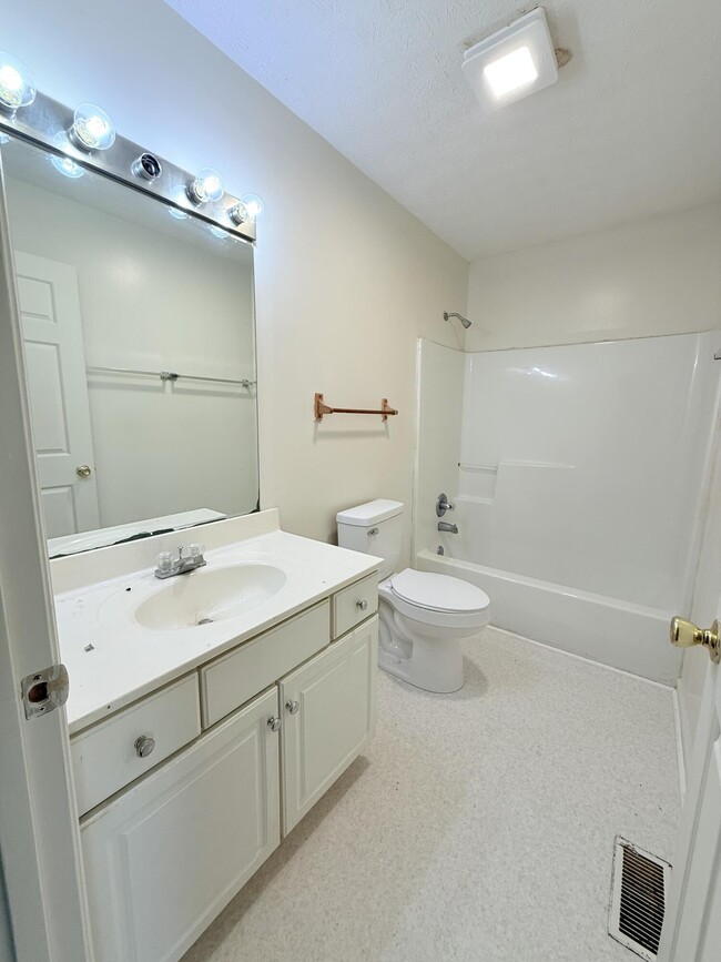 Building Photo - 200 Shamrock Ln