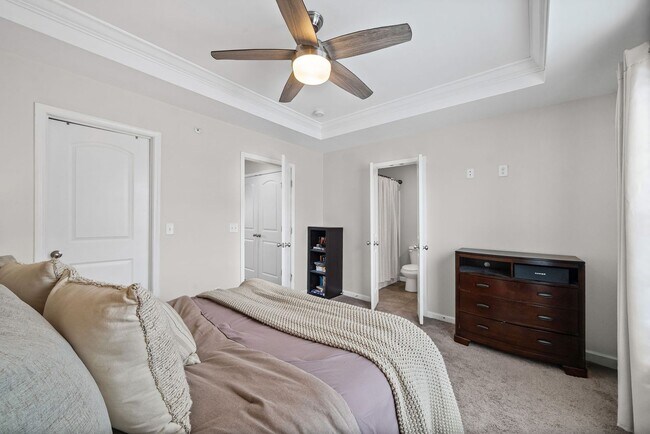 Building Photo - Modern Living in the Heart of Pleasant View Village!