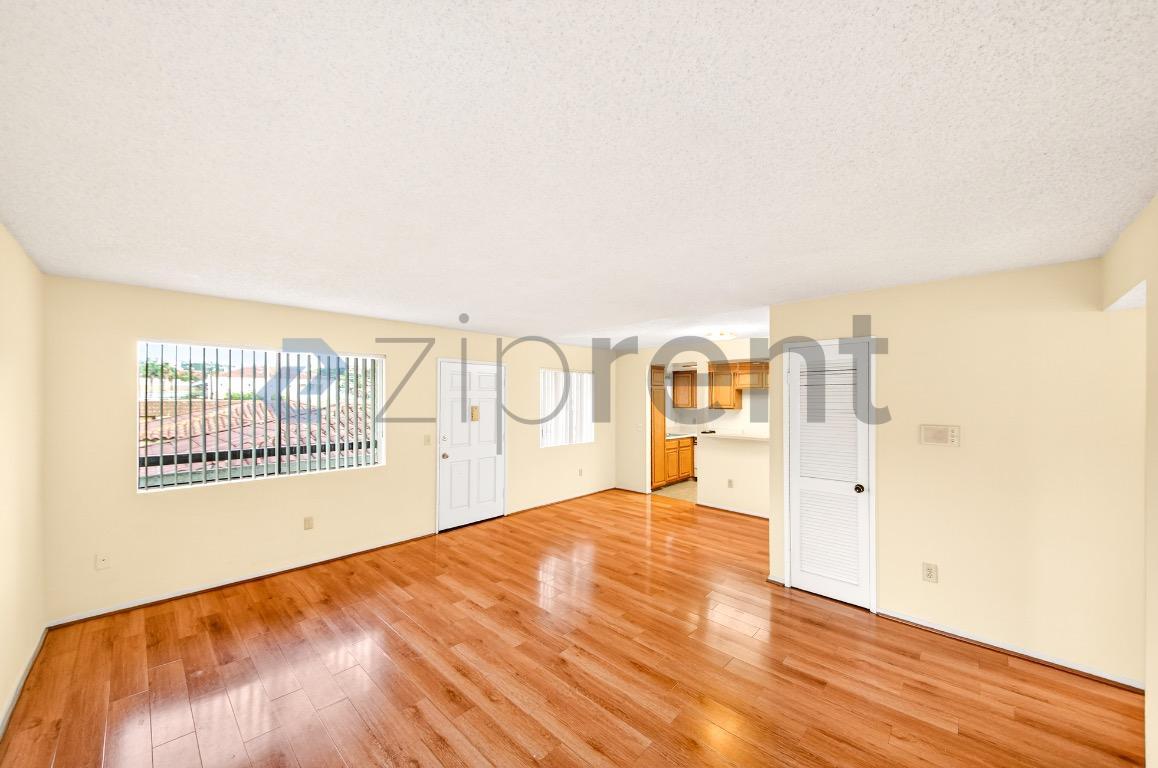 Building Photo - 1004 E Garfield Ave