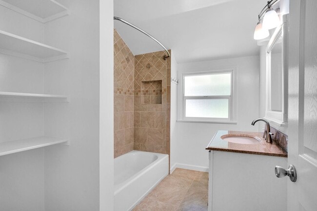 Building Photo - Stunning Northridge 4+2 Single Family House