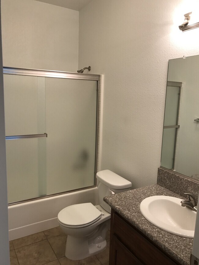 Building Photo - 3 bed 2 bath home for rent