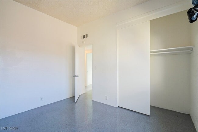 Building Photo - 1306 E Phillips Ave