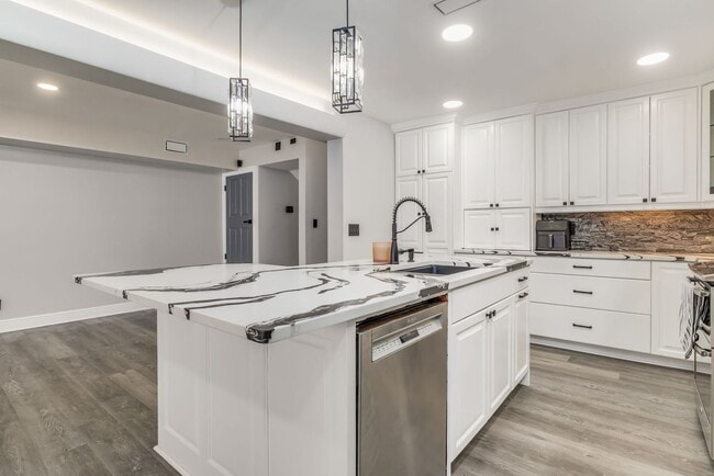 Building Photo - Experience Waterfront Living in Port Royal!