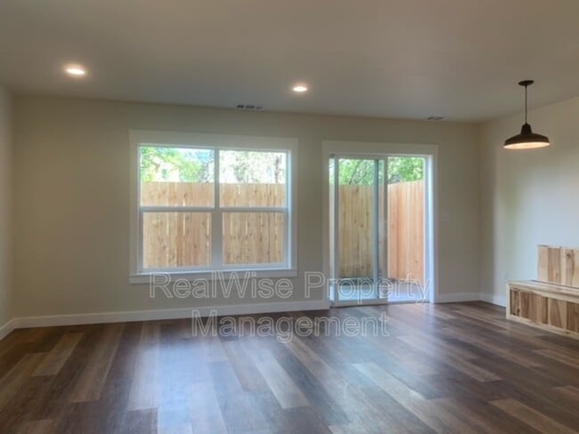 Building Photo - 1184 Fruitdale Dr