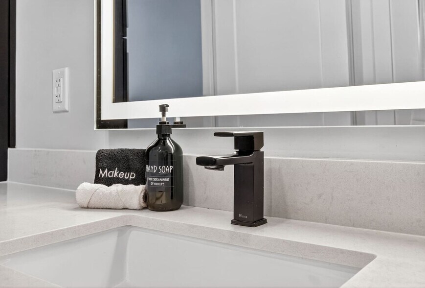 Building Photo - 1001 N Himes Ave