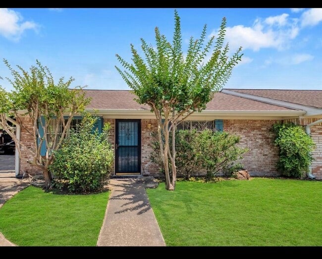 Building Photo - 10122 Shadow Wood Dr