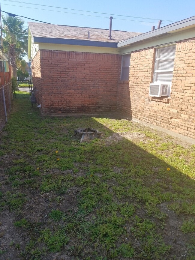 Building Photo - 2 bedroom 1 bath 43rd Ave. L - pet friendly