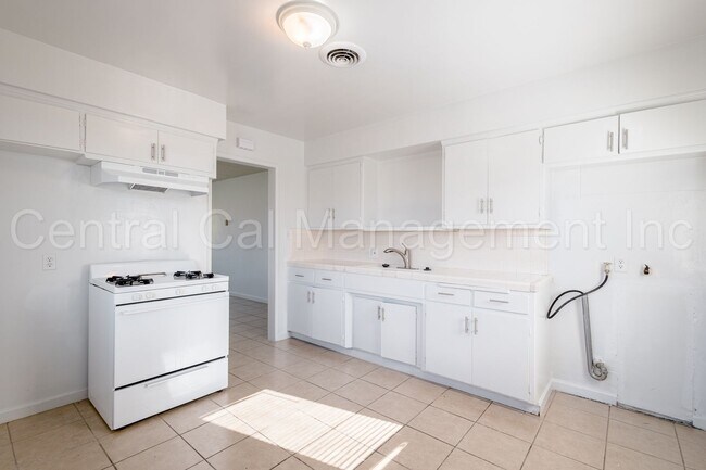 Building Photo - 2 Bedroom/1 Bath Apartment  - $995 Per Month!