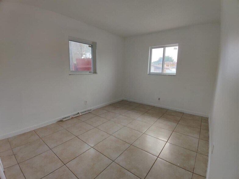 Building Photo - 3961 SW 51st St