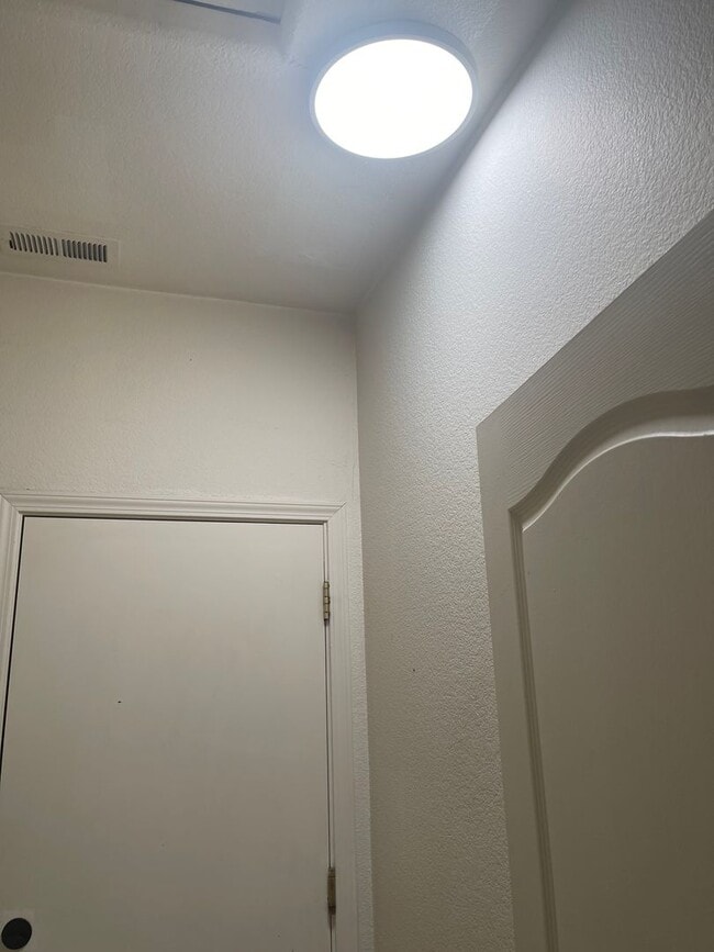 Building Photo - Super nice