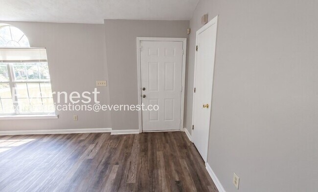 Building Photo - 3 Bed/2 Bath Spacious Home with Modern Features and Garage Parking! / Available Now!