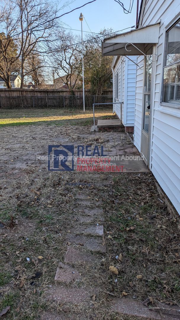 Building Photo - 1415 S New Haven Ave